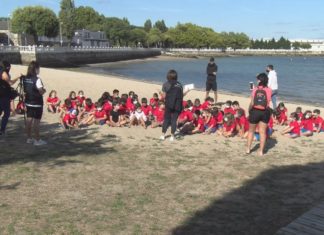 Os nenos e nenas do Campus San Martín recolleron e reciclaron o lixo da praia do Preguntoiro Os nenos e nenas do Campus San Martín recolleron e reciclaron o lixo da praia do Preguntoiro