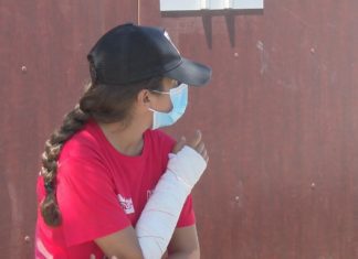 A caída dunha fiestra dun baño da praia do Preguntoiro provócalle un corte de 22 centímetros a unha nena