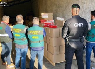 A Garda Civil desartella unha banda internacional que distribuía tabaco ilegal