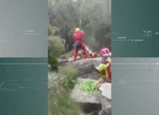 Rescatan en helicóptero a unha menor que caeu nas piscinas do río Pedras