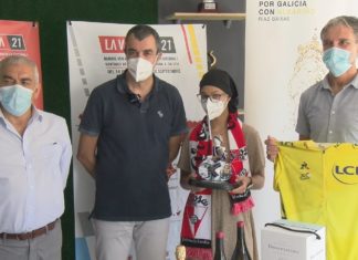 O presidente da Volta a España, Javier Guillén, homenaxea ao Arosa O presidente da Volta a España, Javier Guillén, homenaxea ao Arosa