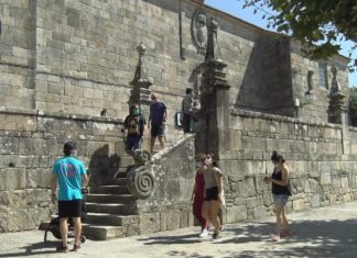 Patrimono rexeita o proxecto de restauración da escalinata que conectaría directamente a Praza de Fefiñáns coa igrexa Patrimono rexeita o proxecto de Cambados de restaurar a conectaría directamente a igrexa con Fefiñáns