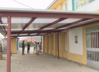 A unitaria de Aralde dispón ao fin dunha cuberta no patio para evitar que se molle o alumnado A unitaria de Aralde dispón ao fin dunha cuberta no patio para evitar que se molle o alumnado