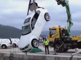 Dous mozos de Outes perden a vida ó caer ó mar co seu vehículo no peirao de Muros