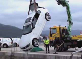 Dous mozos de Outes perden a vida ó caer ó mar co seu vehículo no peirao de Muros