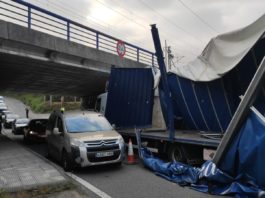 O atranco dun camión na ponte do tren de Alba obriga a restrinxir o tráfico na zona