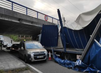 O atranco dun camión na ponte do tren de Alba obriga a restrinxir o tráfico na zona