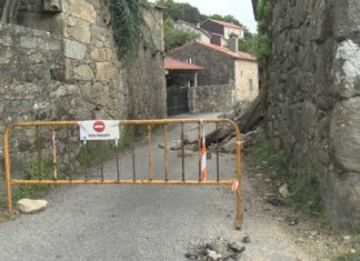 O derrube de parte dunha vivenda mantén pechado dende hai dous meses o principal acceso á Ermida
