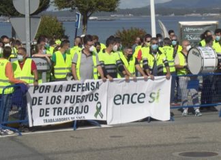 Os traballadores de Ence tentan sen éxito falar co Rei da situación da pasteira