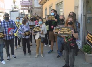 Recollen 1.200 sinaturas en contra dos recortes no profesorado do IES da Pobra