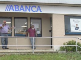 Dous veciños de Portas encadéanse á oficina de Abanca na vila contrarios ao peche da sucursal Dous veciños de Portas encadéanse á oficina de Abanca na vila contrarios ao peche da sucursal