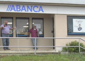 Dous veciños de Portas encadéanse á oficina de Abanca na vila contrarios ao peche da sucursal Dous veciños de Portas encadéanse á oficina de Abanca na vila contrarios ao peche da sucursal