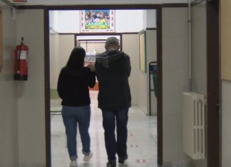 O profesorado do IES Cabanillas protesta pola redución de tres mestres nun ano no que o centro contará con máis alumnado O profesorado do IES Cabanillas protesta pola redución de tres mestres nun ano no que o centro contará con máis alumnado