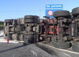 Aparatoso accidente en Ribadumia: envorca o camión do lixo nunha rotonda da autovía