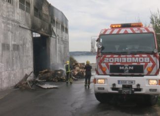 Arde a nave abandonada de Hadasa na Ribeiriña