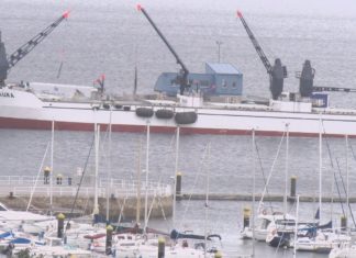 Ferido de gravidade un mariñeiro tras caer nun barco atracado na Pobra