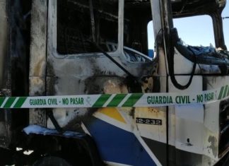 Arde un camión estacionado no peirao de Escarabote