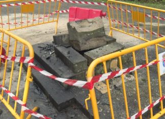 Un vehículo esnaquiza o cruceiro de Santo Tomé de Meis tras unha colisión Un vehículo esnaquiza o cruceiro de Santo Tomé de Meis tras unha colisión