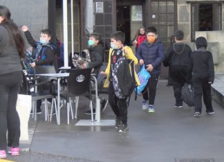 Os nenos e nenas da Illa bótanse as rúas para pedir unha esmola polos defuntiños Os nenos e nenas da Illa vótanse as rúas para pedir unha esmola polos defuntiños