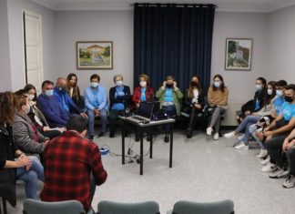 A directora xeral de Xuventude participa nun encontro co voluntariado en Lousame