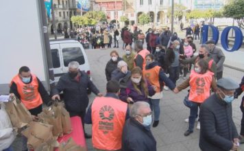 Os avicultores reparten 2.000 quilos de polo para denunciar os baixos prezos