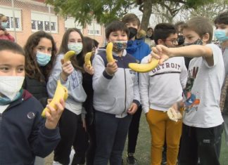 O CEIP San Tomé de Cambados realiza unha veda solidaria de plátanos para recadar fondos para A Palma O CEIP San Tomé de Cambados realiza unha veda solidaria de plátanos para recadar fondos para A Palma