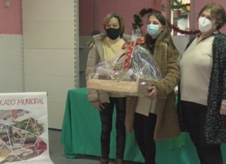 Os gañadores do concurso de embelecemento da Pobra recibiron as súas cestas de Nadal