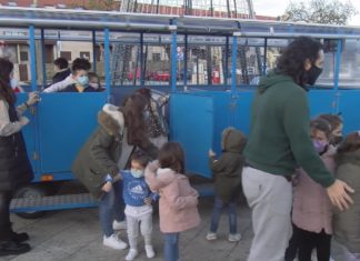 Os nenos e nenas de Meis gozan coa visita de Papa Noel e as viaxes no tren de nadal Os nenos e nenas de Meis gozan coa visita de Papa Noel e as viaxes no tren de nadal