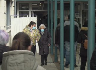 Colas de dúas horas e Pcrs no exterior, a Cig denuncia as deficiencias da atención primaria de Vilagarcía Colas de dúas horas e Pcrs no exterior, a Cig denuncia o estado da atención primaria de Vilagarcía