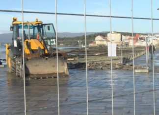 As máquinas xa traballan sobre o paseo marítimo de Vilagarcía