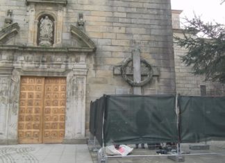 Vilagarcía avanza nos traballos de retirada da cruz franquista da igrexa de Santa Baia Vilagarcía avanza nos traballos de retirada da cruz franquista da igrexa de Santa Baia