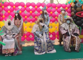 Os nenas e nenas de Meis gozaron coa visita dos Reis Magos no mercado municipal Os nenas e nenas de Meis gozaron coa visita dos Reis Magos no mercado municipal