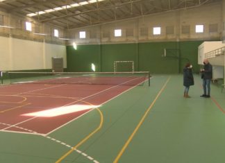 O concello da Pobra renova a pista do pavillón polideportivo da Tomada