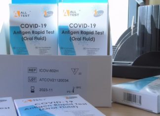 O colexio de Vilaxoán rebélase contra o reparto ‘propagandístico’ da Xunta de test de saliva