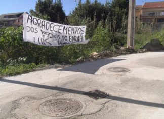 Veciños da Illa agradecen cunha pancarta a chegada do saneamento á zona do Barnal