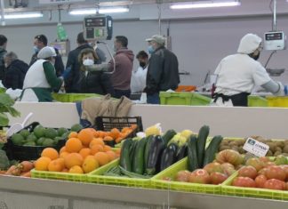 O mercado temporal de Sanxenxo gusta a praceiras e clientes