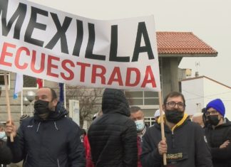 O conflito da mexilla estoupa en Vilaxoán con berros e insultos contra a conselleira do Mar