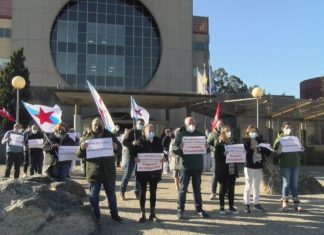 Nova concentración esixindo a readmisión da traballadora do Hospital do Salnés despedida tras unha baixa