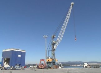 O Porto de Vilagarcía conta cun novo guindastre que triplica a capacidade de carga dos actuais O Porto de Vilagarcía conta cun novo guindastre que triplica a capacidade de carga dos actuais