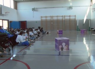 Eva Comesaña conciencia á mocidade de Meaño contra a violencia de xénero coa súa acción escénica Eva Comesaña conciencia á mocidade de Meaño contra a violencia de xénero coa súa acción escénica