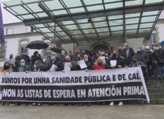 O Grove protesta en Pontevedra e entrega máis de 3.600 sinaturas para denunciar a situación no seu centro de saúde