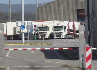 A folga de transportes deixa moreas de produtos ser distribuír no porto de Vilagarcía