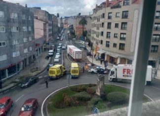 Un home falecido e unha muller ferida grave nun accidente entre un ciclomotor e un camión en Poio