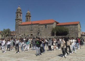 Máis de 200 alumnos dos IES Asorey e Cabanillas participaron na campaña Musiqueando na praza de Fefiñáns Máis de 200 alumnos dos IES Asorey e Cabanillas participaron na campaña Musiqueando na praza de Fefiñáns
