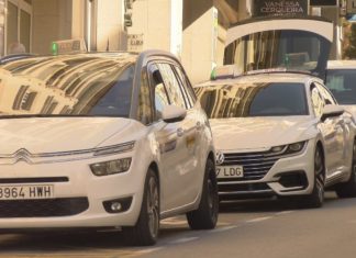 Sanxenxo veta o uso do pantalón curto ou o chándal aos taxistas