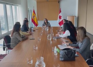 As familias do Villa de Pitanxo reuniranse coas autoridades de salvamento do Canadá