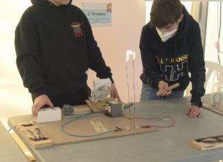 Os estudantes de Caldas amosan os seus inventos na rúa para celebrar a semana das ciencias Os estudantes de Caldas amosan os seus inventos na rúa para celebrar a semana das ciencias