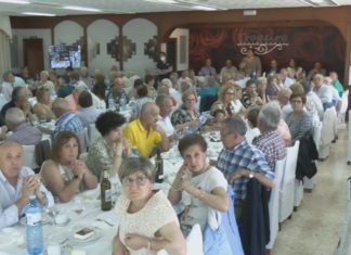Máis de douscentos maiores participaron no xantar de confraternidade de Lousame