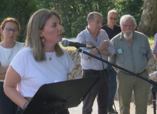 Ducias de veciños arroupan á exalcaldesa de Moraña, que carga contra a xustiza e apoia a Louzán