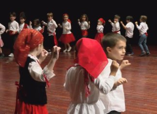As nenas e nenas de Vilagarcía homenaxean con música e poemas a Florencio Delgado As nenas e nenas de Vilagarcía homenaxean con música e poemas a Florencio Delgado